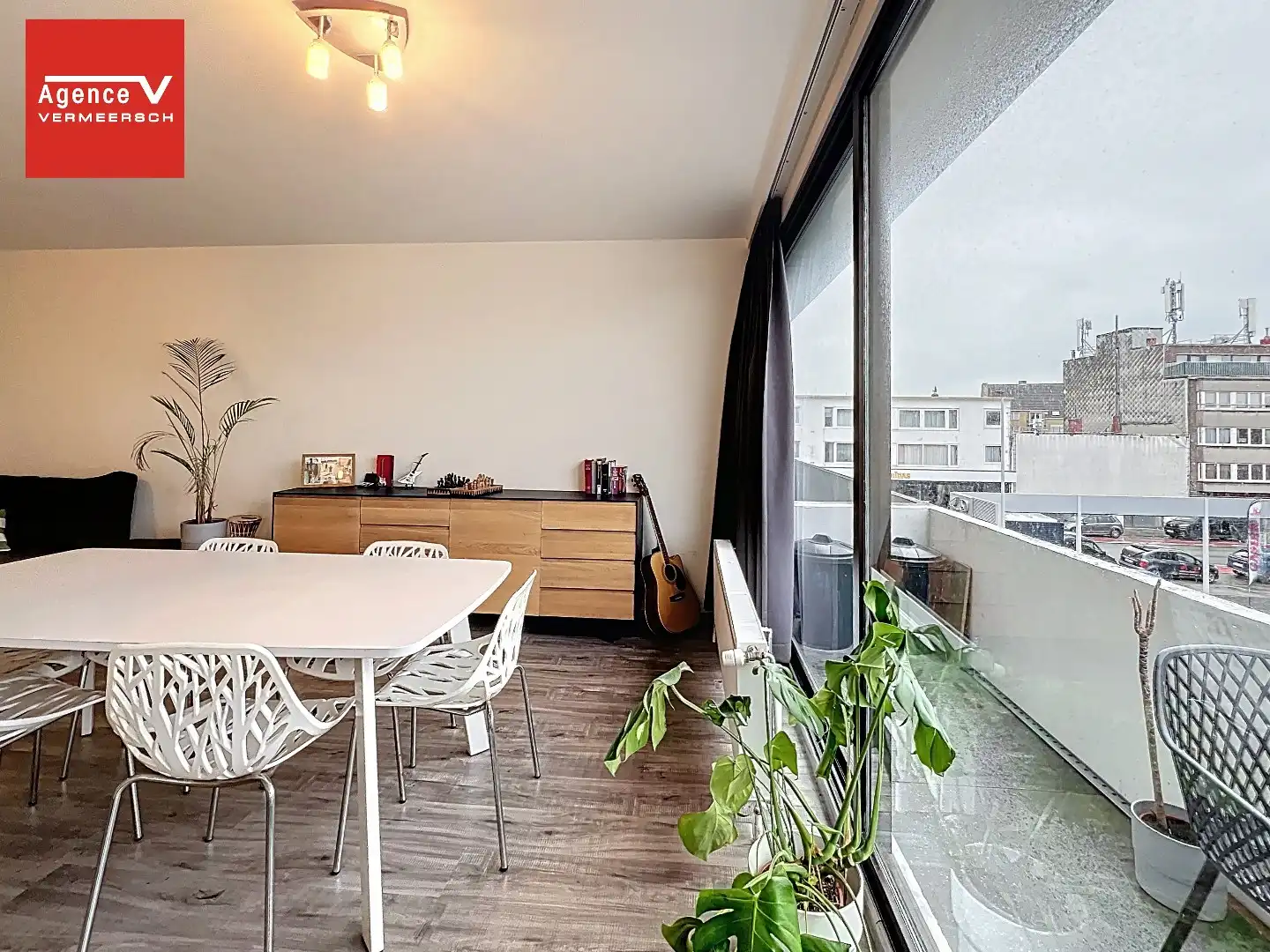 Ruim instapklaar 3 slkr appartement inclusief autostaanplaats in gebouw.  foto {{pictureIndex}}