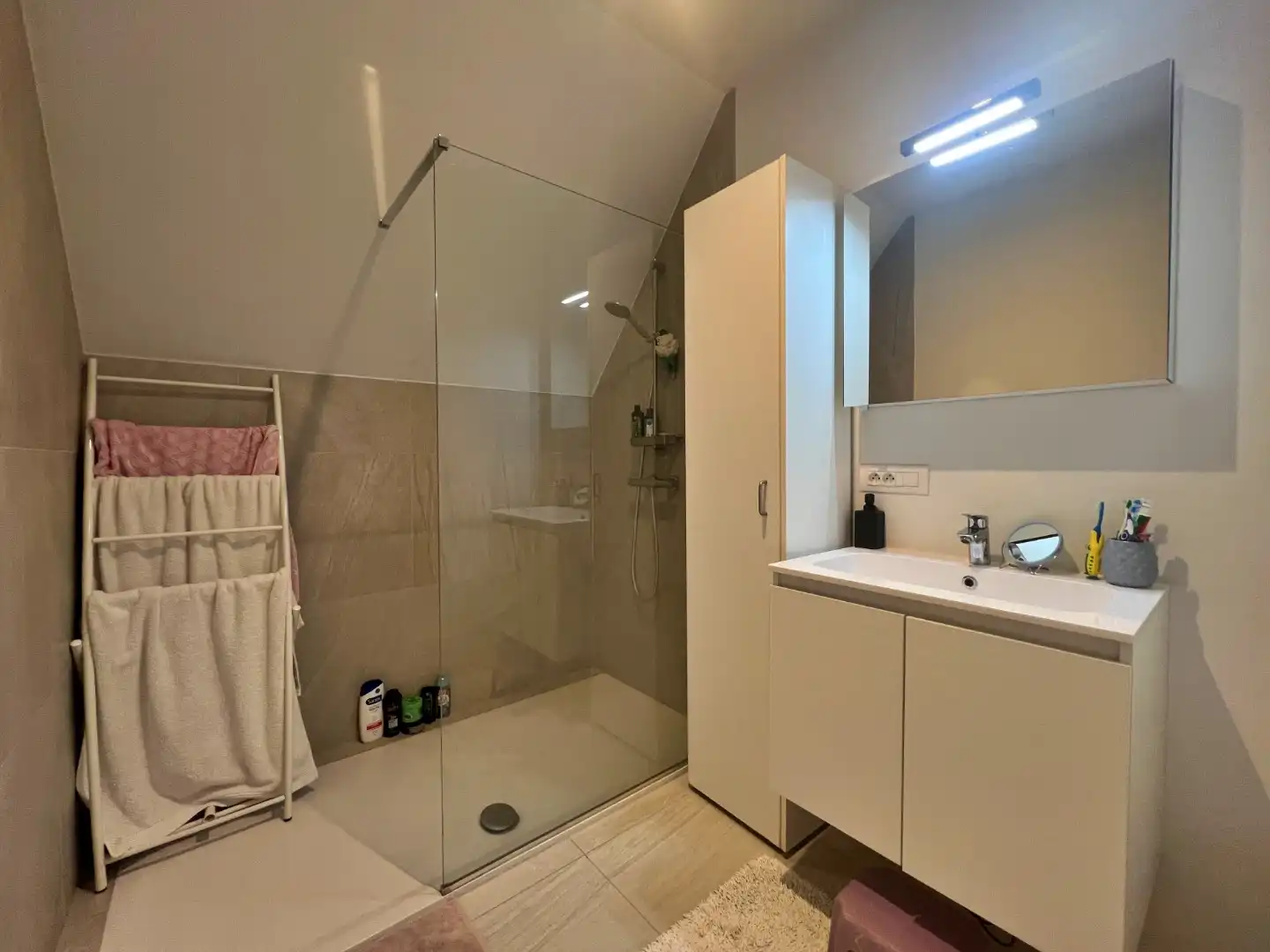 Recent 2-slaapkamer appartement met verschillende terrassen, een kelderberging en een parkeerplaats foto 12