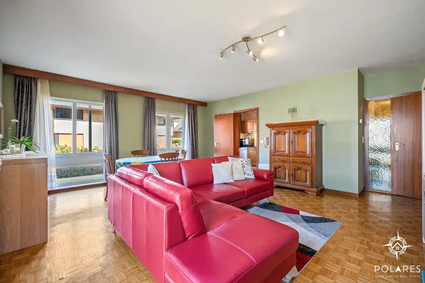 Ruim gelijkvloers appartement met 2 slaapkamers, garage en kelder foto 4