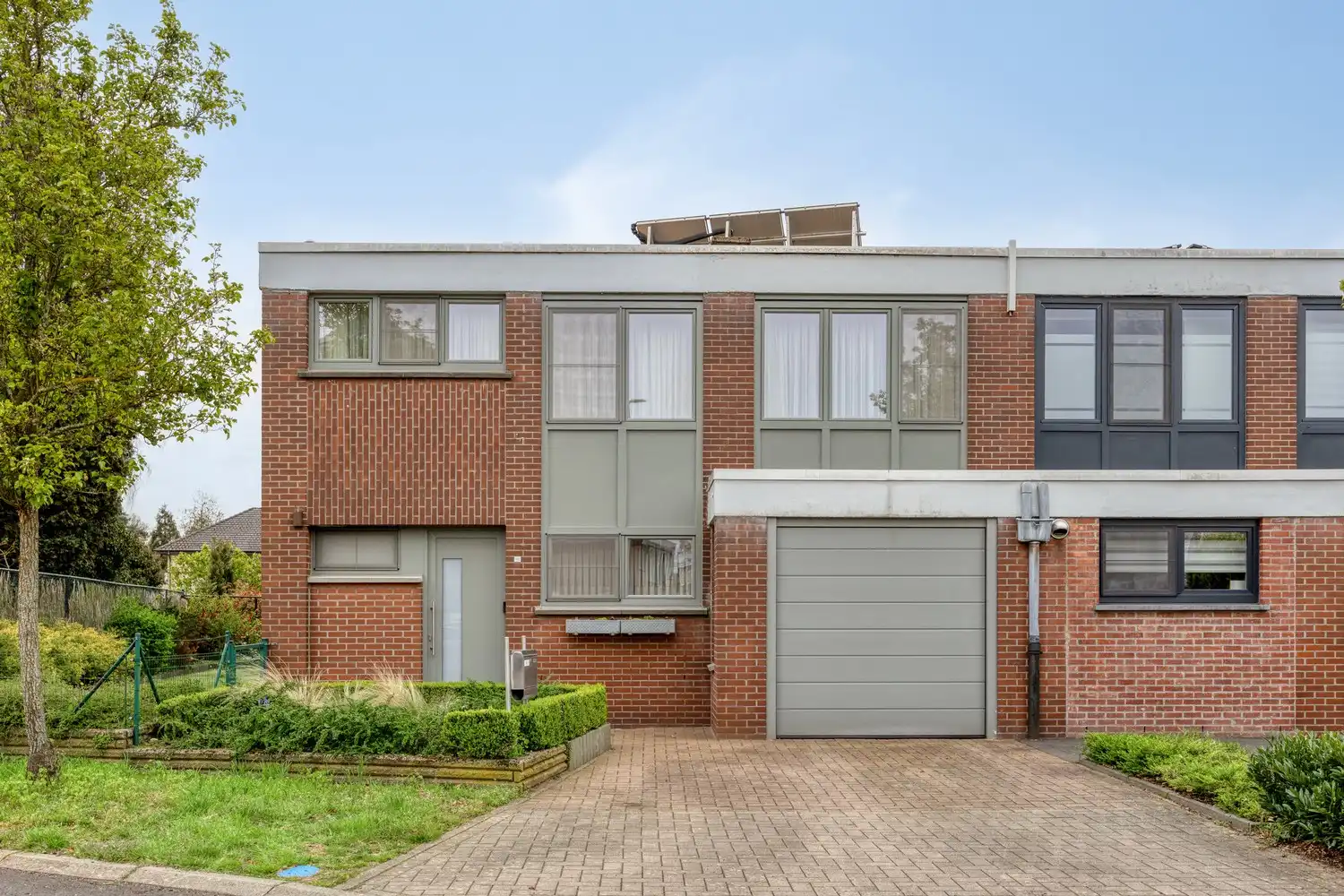 Gezinswoning met 4 slaapkamers en aangelegde tuin in doodlopende straat foto 2