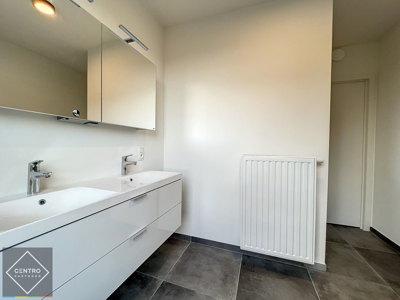 Volledig afgewerkte en geschilderde Penthouse (100m²) met RUIME terrassen (33m²) in kleinschalig project pal in het CENTRUM van Kortrijk ! foto 16