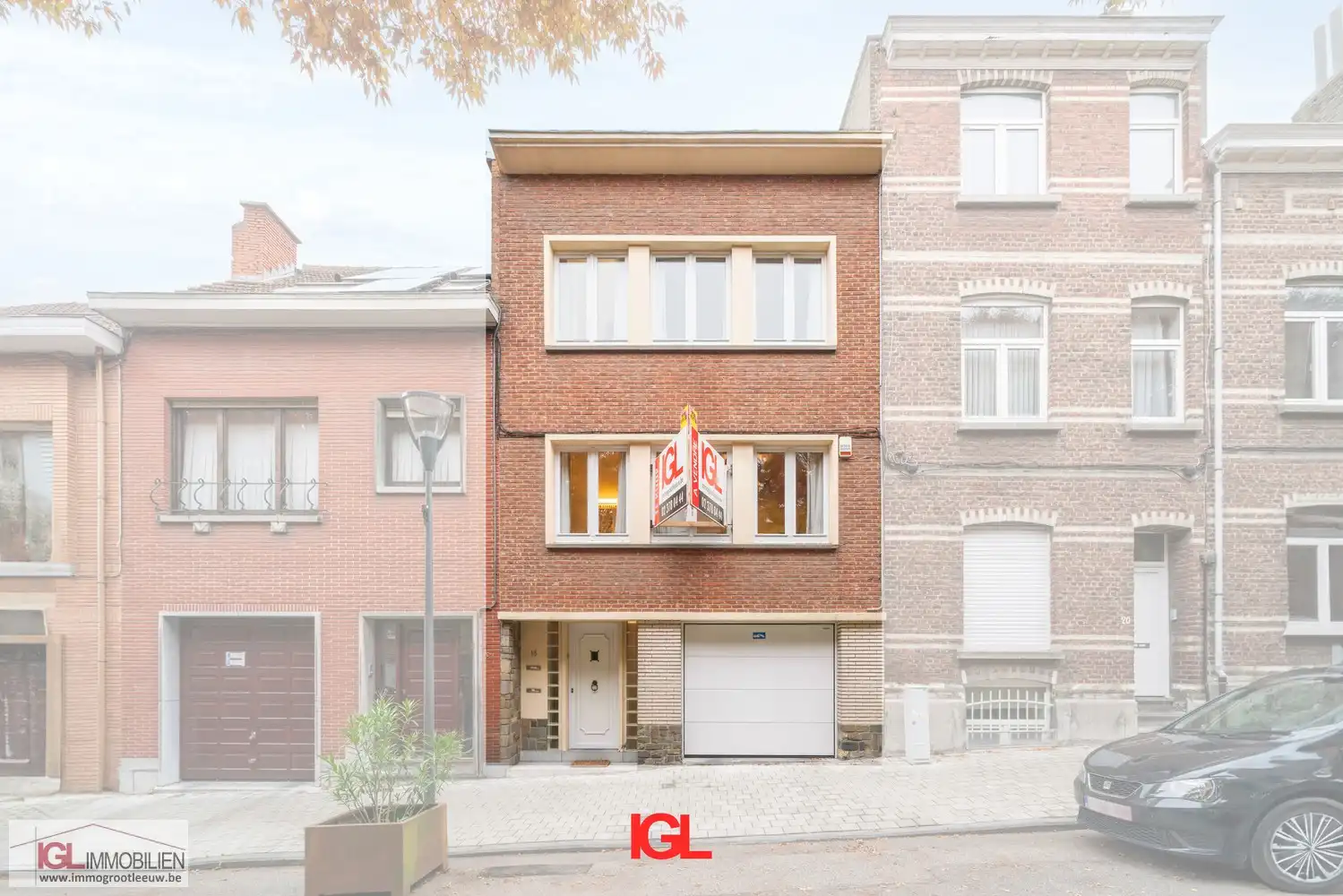 Instapklare gezinswoning met garage, tuin en terras in een rustige straat van Anderlecht foto {{pictureIndex}}