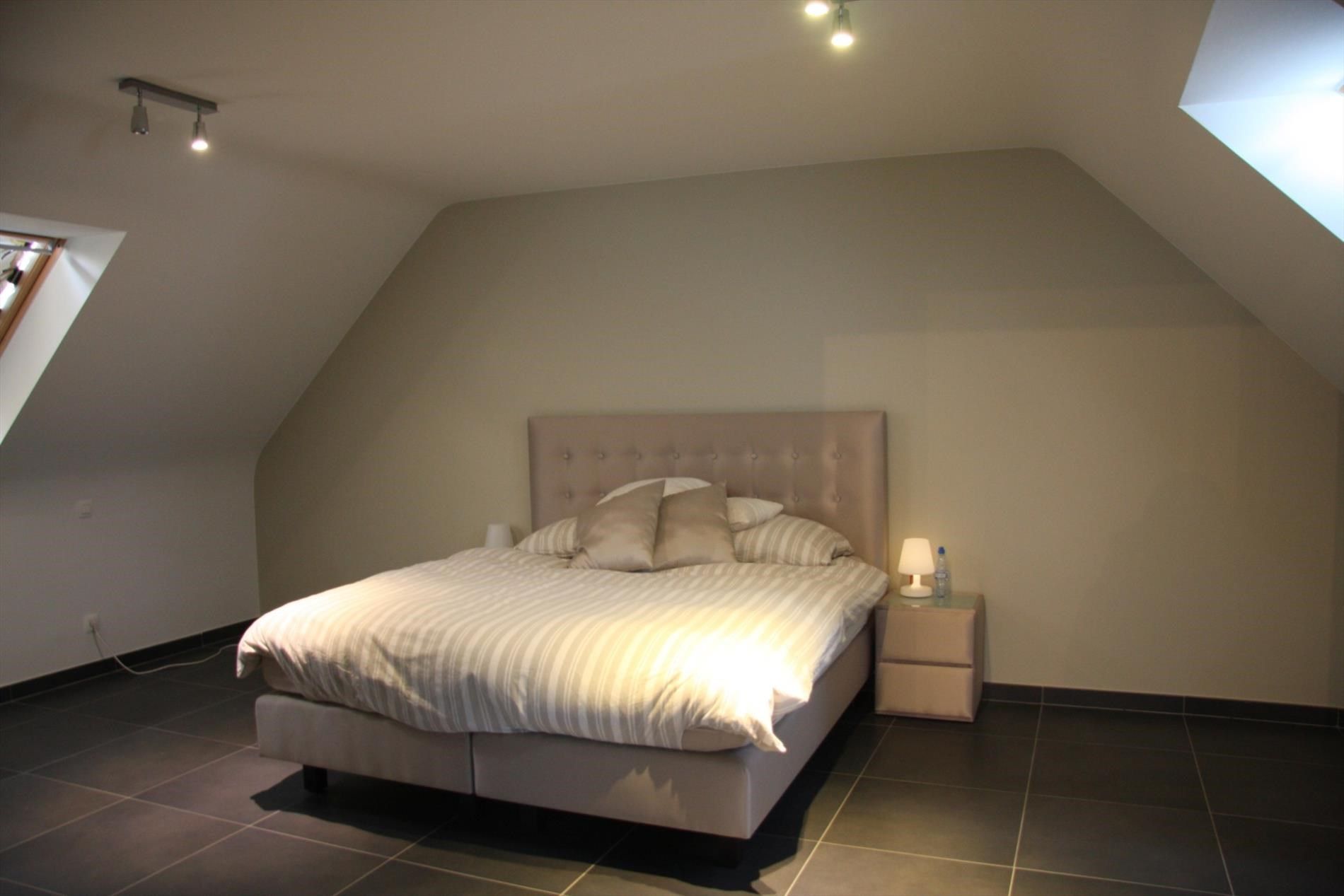 Mooi afgewerkt, ruim duplex-appartement (3 slks) met groot terras te Lierde foto 10