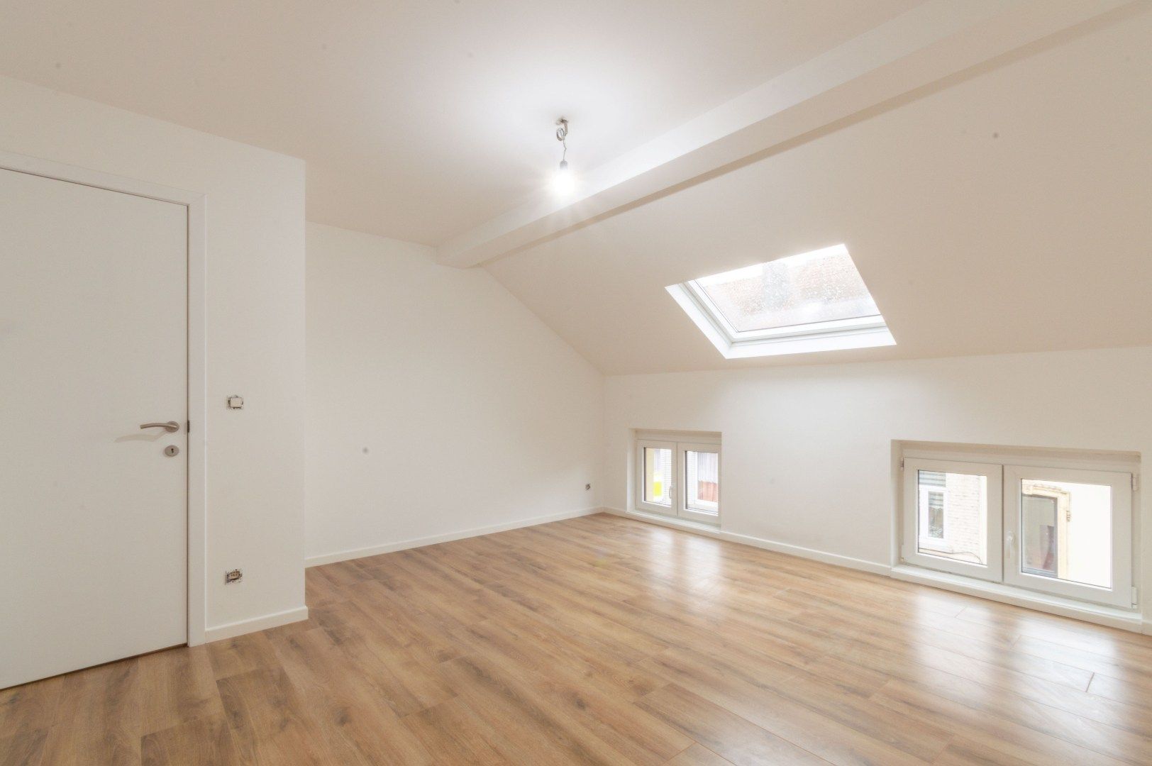 ZEER RUIME, VOLLEDIG GERENOVEERDE WONING ! foto 8