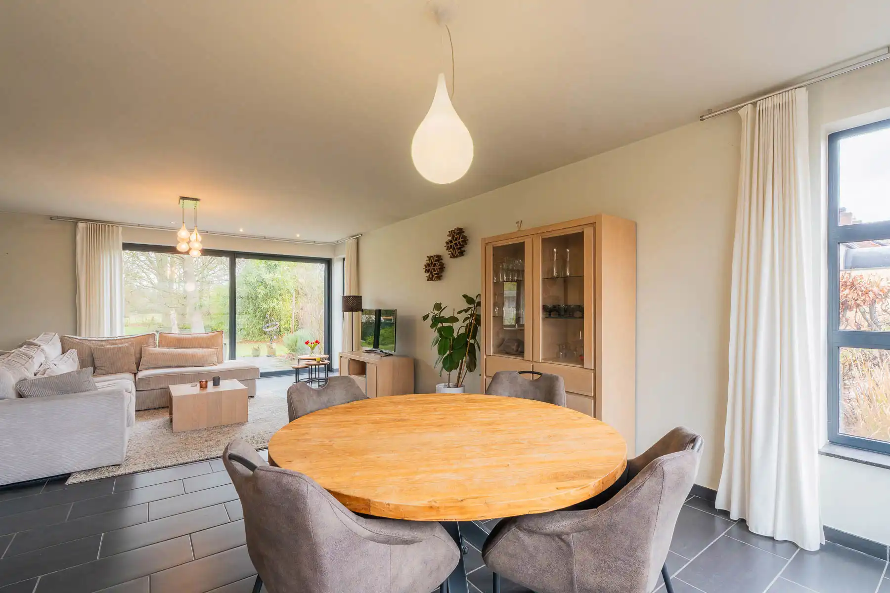 Ruime en moderne open bebouwing met prachtige tuin foto 4