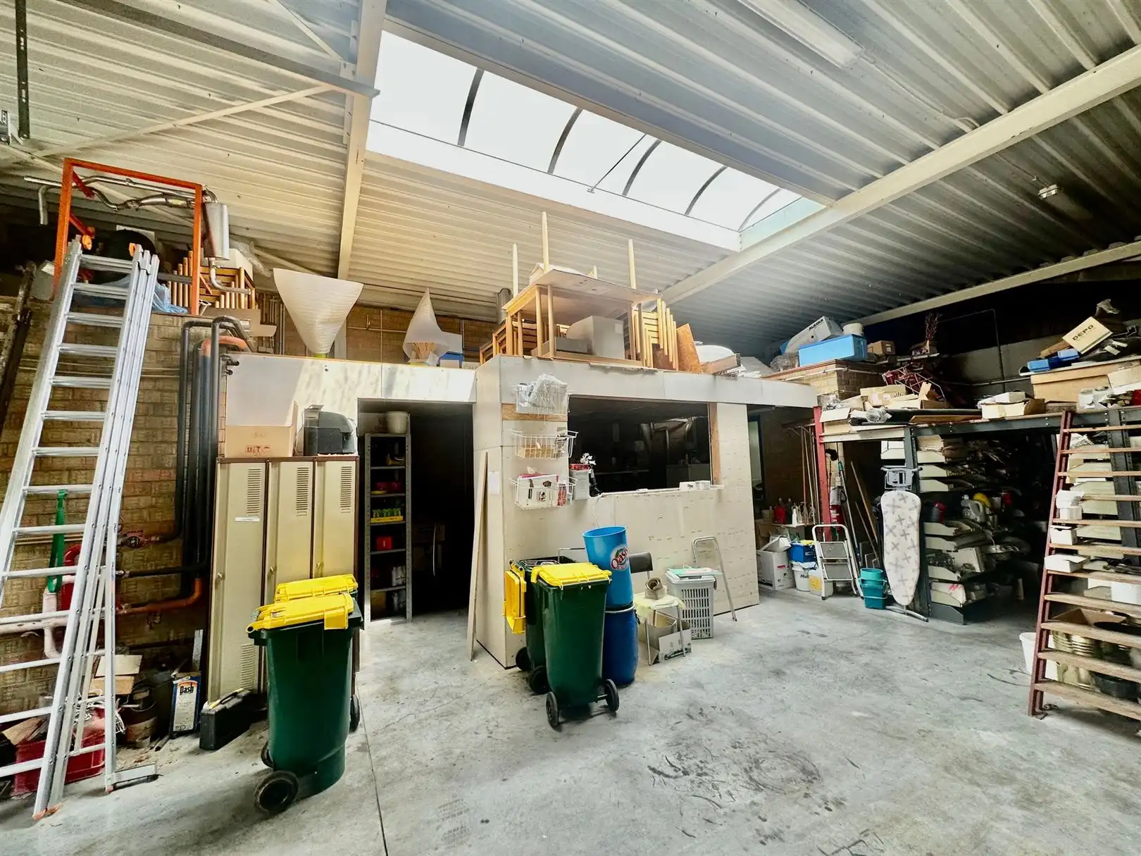 Handelspand met groot magazijn foto 9