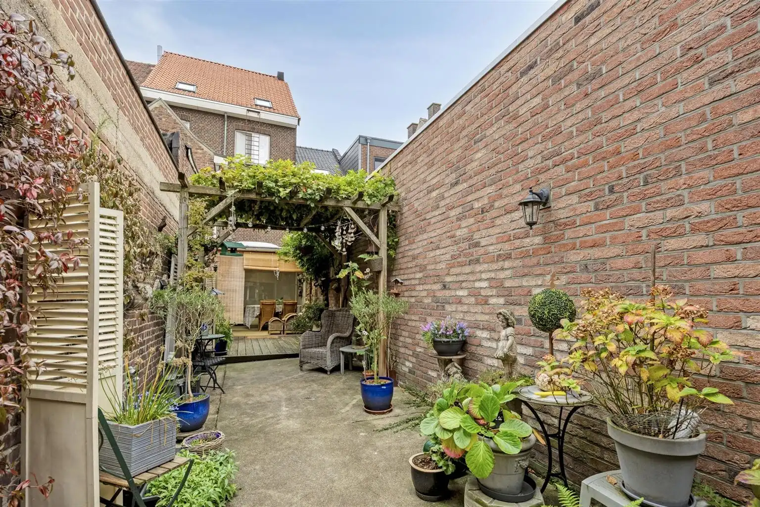 Prachtige karaktervolle stadswoning voorzien van 6 slaapkamers, ruime buitenkoer en vrijstaande garage in het centrum van Maaseik.  foto 33