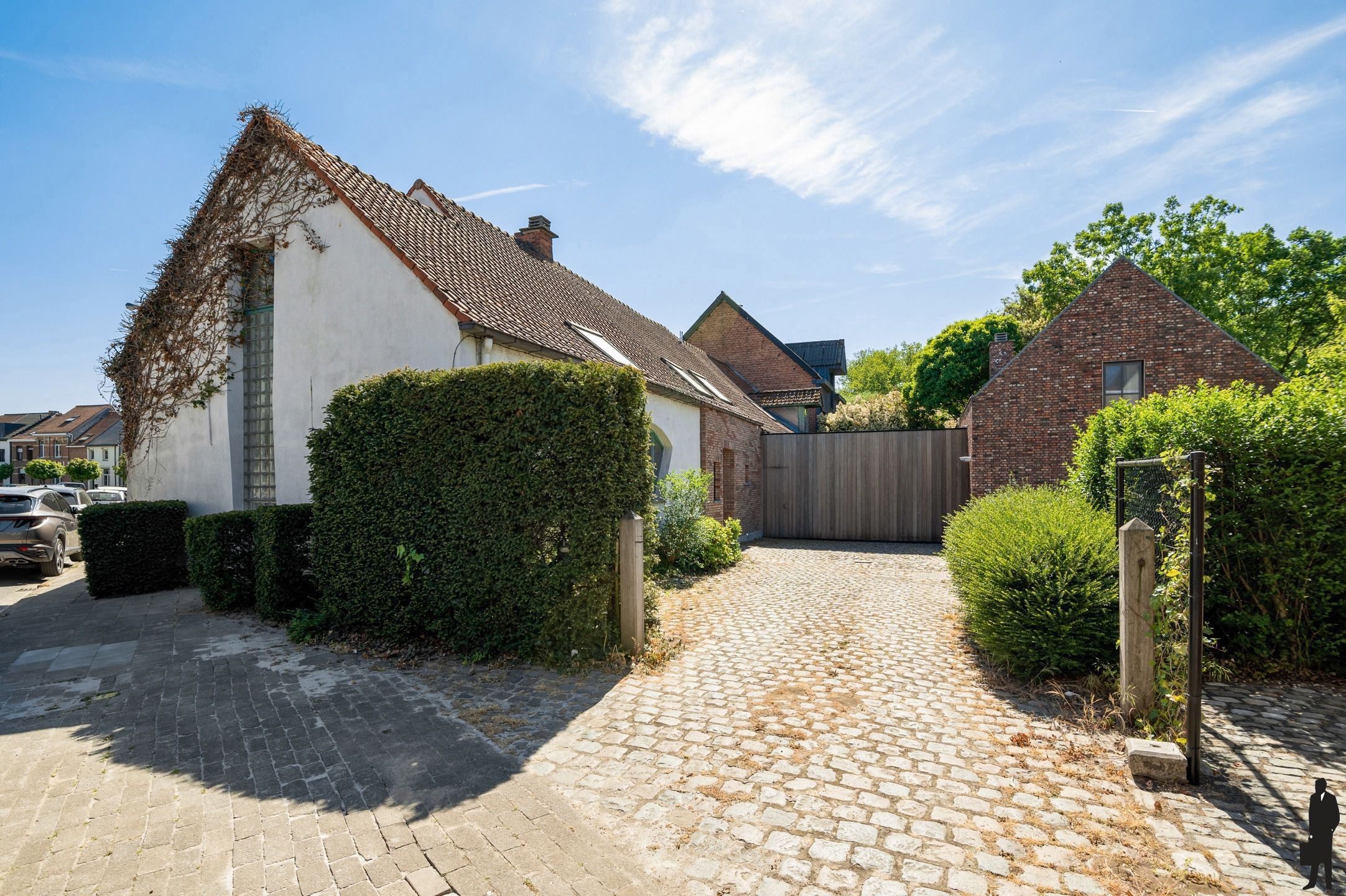 Hoofdfoto van de publicatie: Unieke te renoveren hoevewoning met mooie parktuin