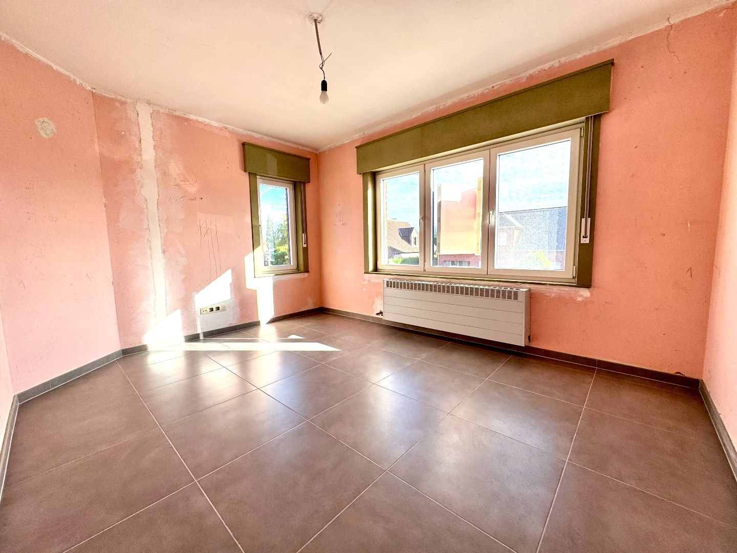 HALFOPEN WONING MET 3 SLPKS, GARAGE EN RUIME TUIN foto 9