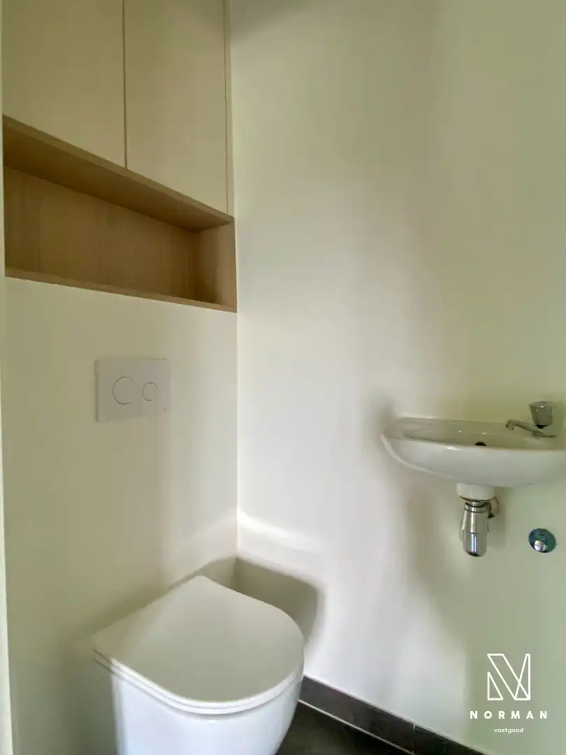 Gerenoveerd gelijkvloers appartement met 2 slaapkamers en inpandige garage en zonneterras! foto 7