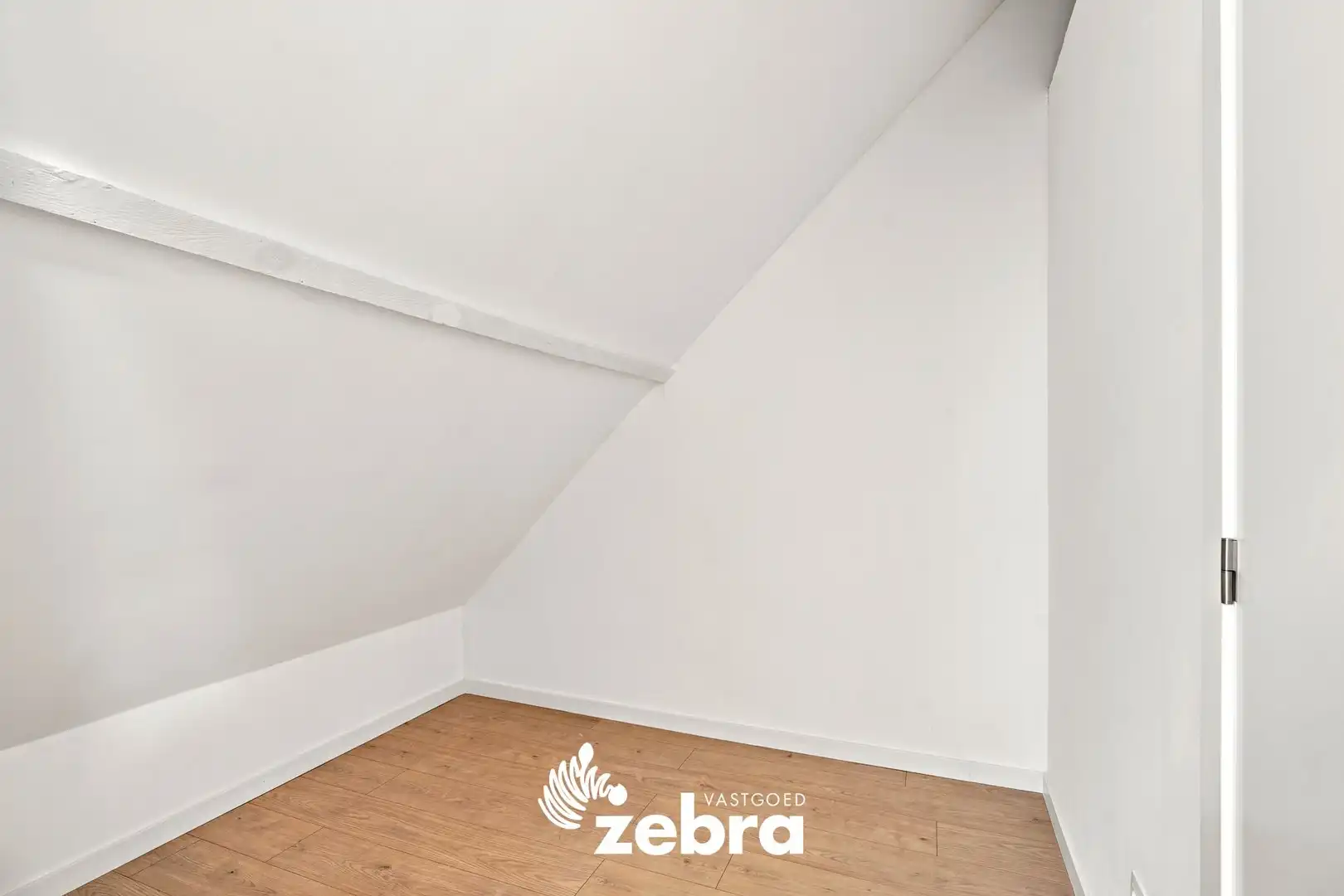 Gerenoveerde woning met uitweg op een rustige ligging in Izegem! foto 18