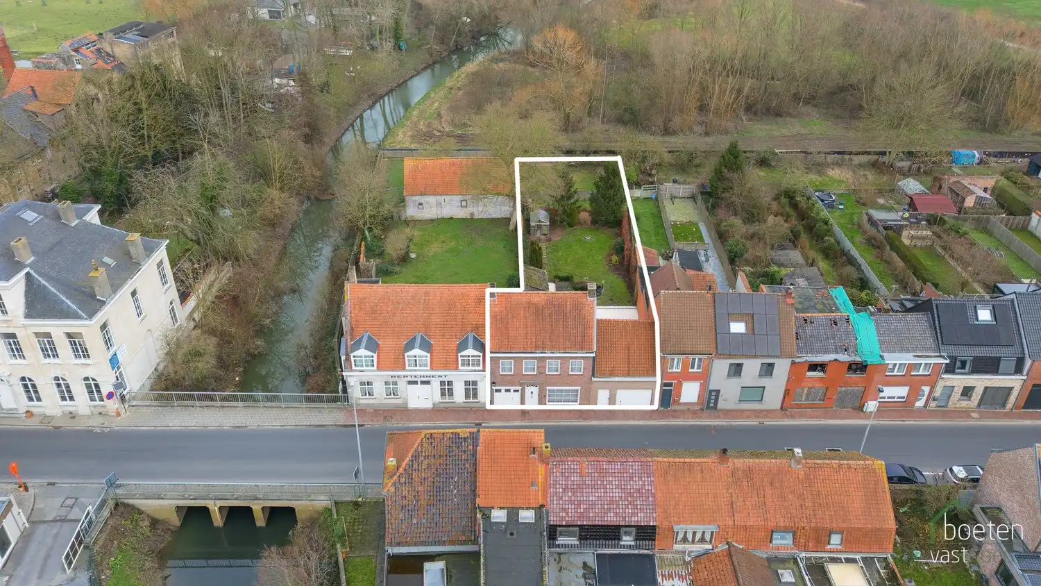 ROESBRUGGE: Ruime maar te moderniseren rijwoning met 4 slpks., grote garage en gezellige tuin op 492m² grondopp. foto 22