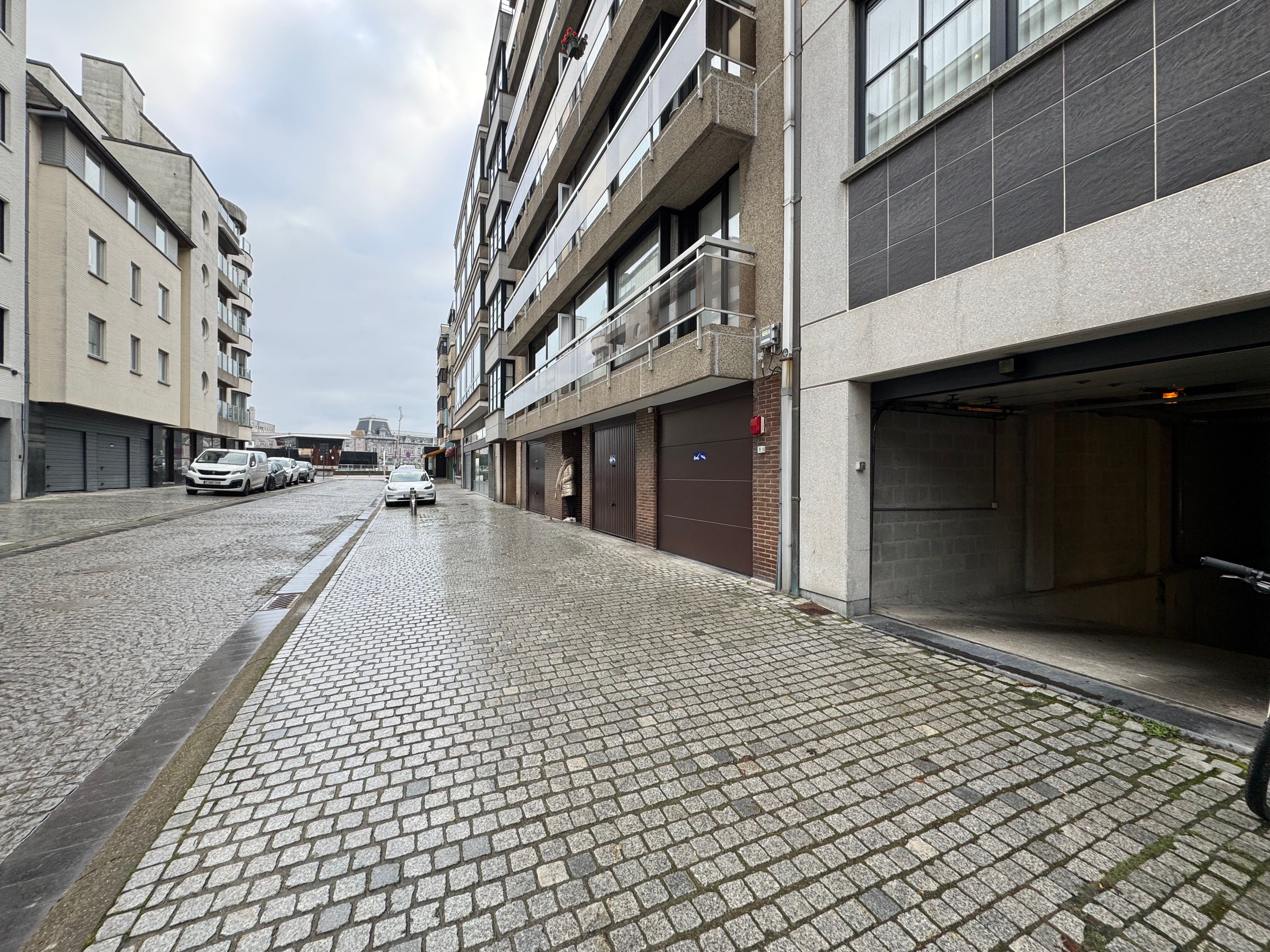 Afgesloten ruime garagebox foto {{pictureIndex}}