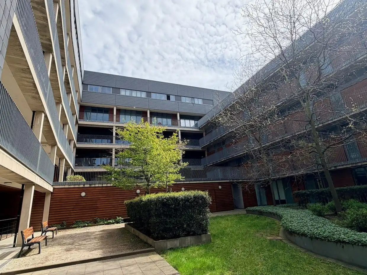 Centraal gelegen bemeubeld appartement MET autostaanplaats foto 17