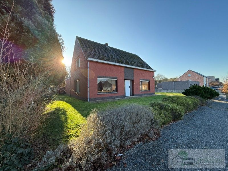 Woning op breed perceel - achterliggend natuurgebied - stal foto 3