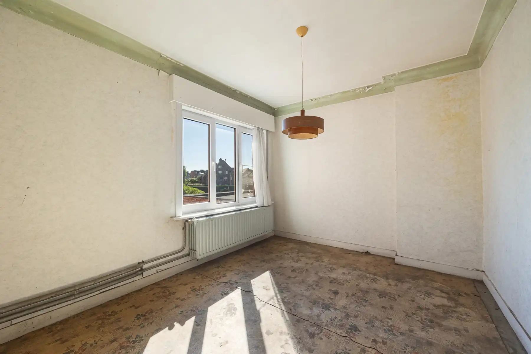 Te renoveren woning met 4 slaapkamers op een rustige locatie. foto 9