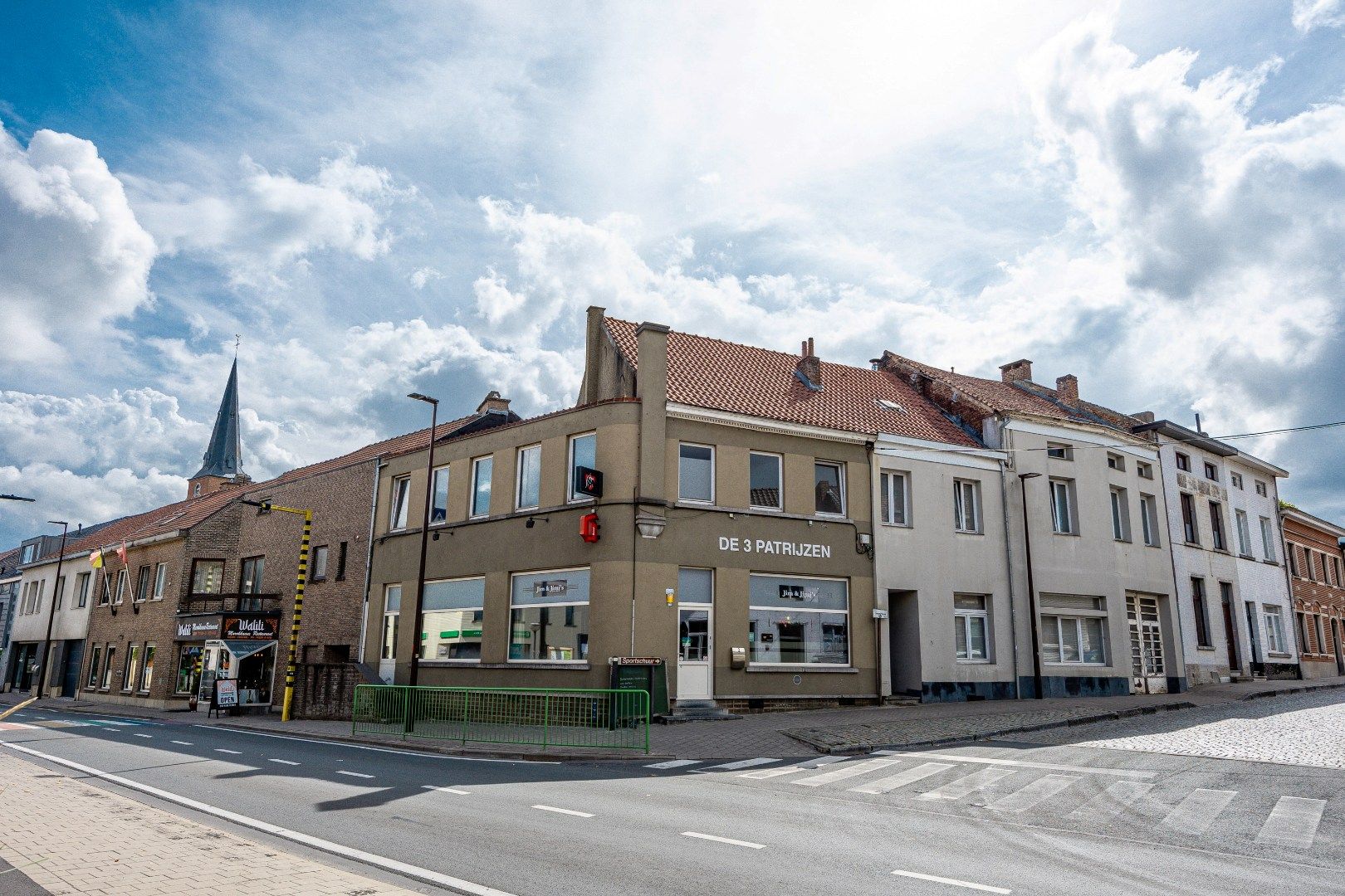 Veelzijdige opbrengsteigendom met café, appartement en topligging in Dworp foto 2