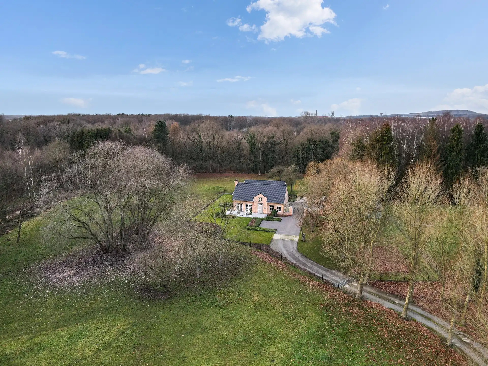 UNIEK LANDHUIS MET TOPLIGGING OP 2,55 HECTARE foto {{pictureIndex}}