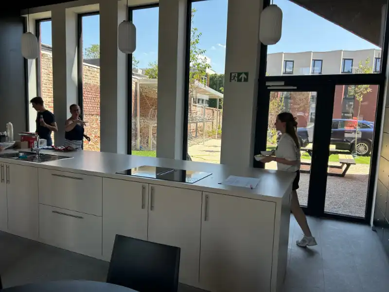 Nieuwe studentenkamer op een top locatie in centrum Kortrijk met zicht op plein. foto 13