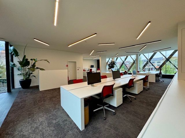 Moderne gebruiksklare gemeubelde kantoren aan de Oude Dokken ontworpen door Caan Architecten. foto 2
