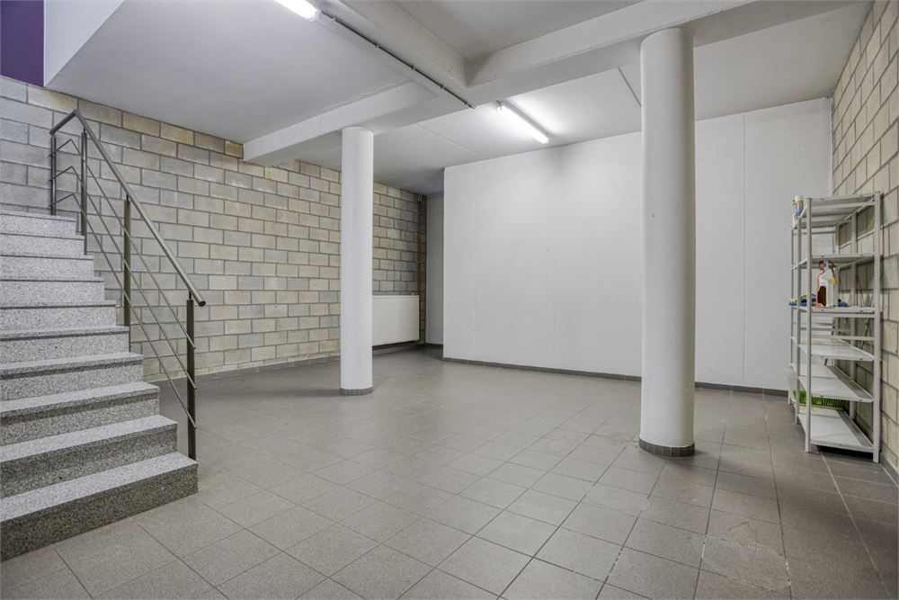 Ruime kantoor- of winkelruimte met opslagmogelijkheden foto 8