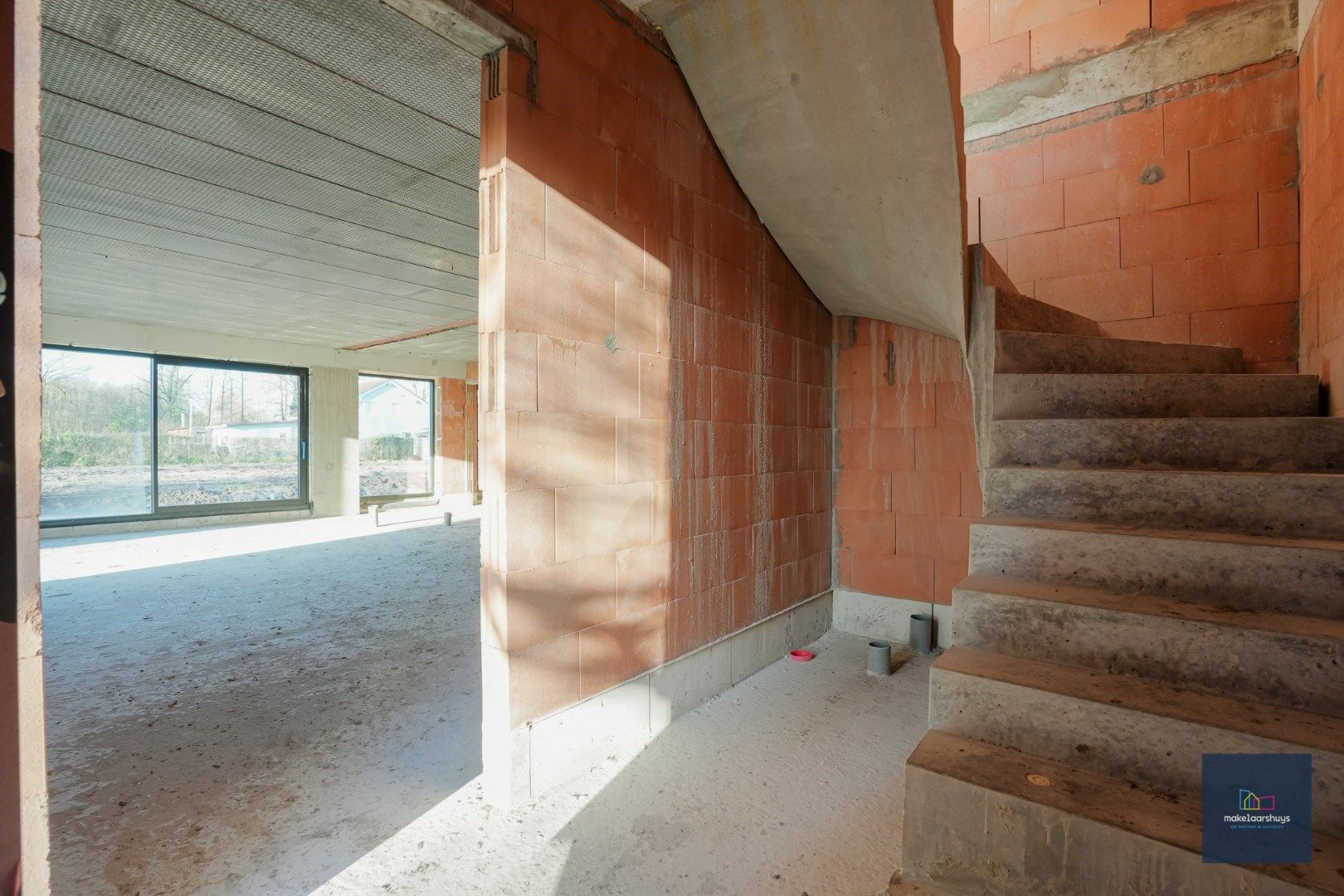 Zeer ruime halfopen casco villawoning met mooie tuin en garage foto 29