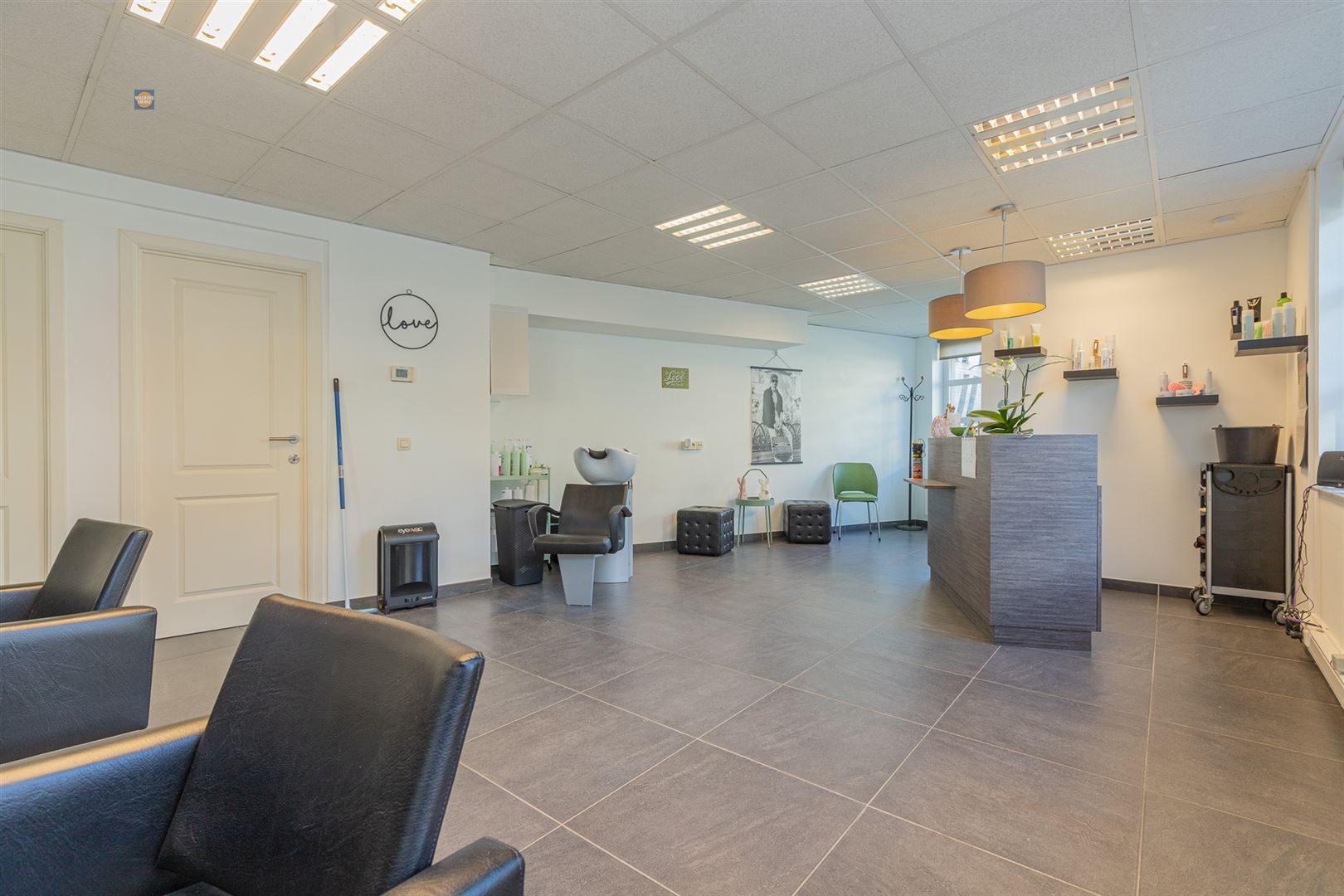 Unieke handelsruimte in het hart van het dorp foto {{pictureIndex}}