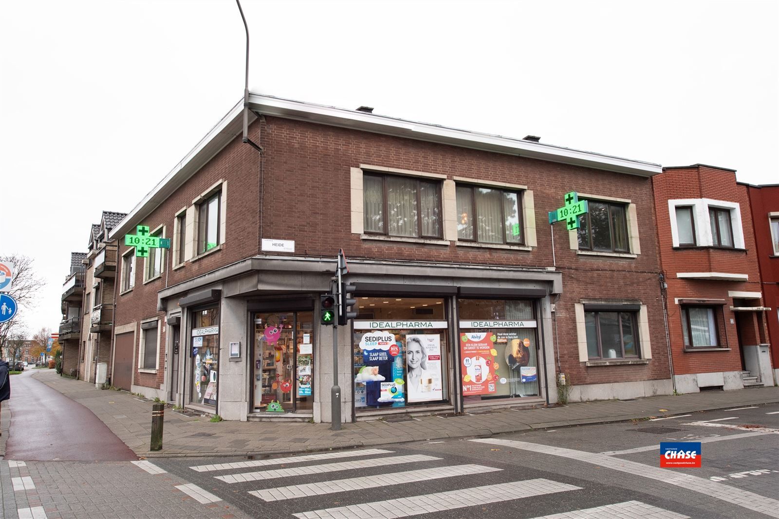 Handelshuis met groot appartement, garage en tuin foto 2