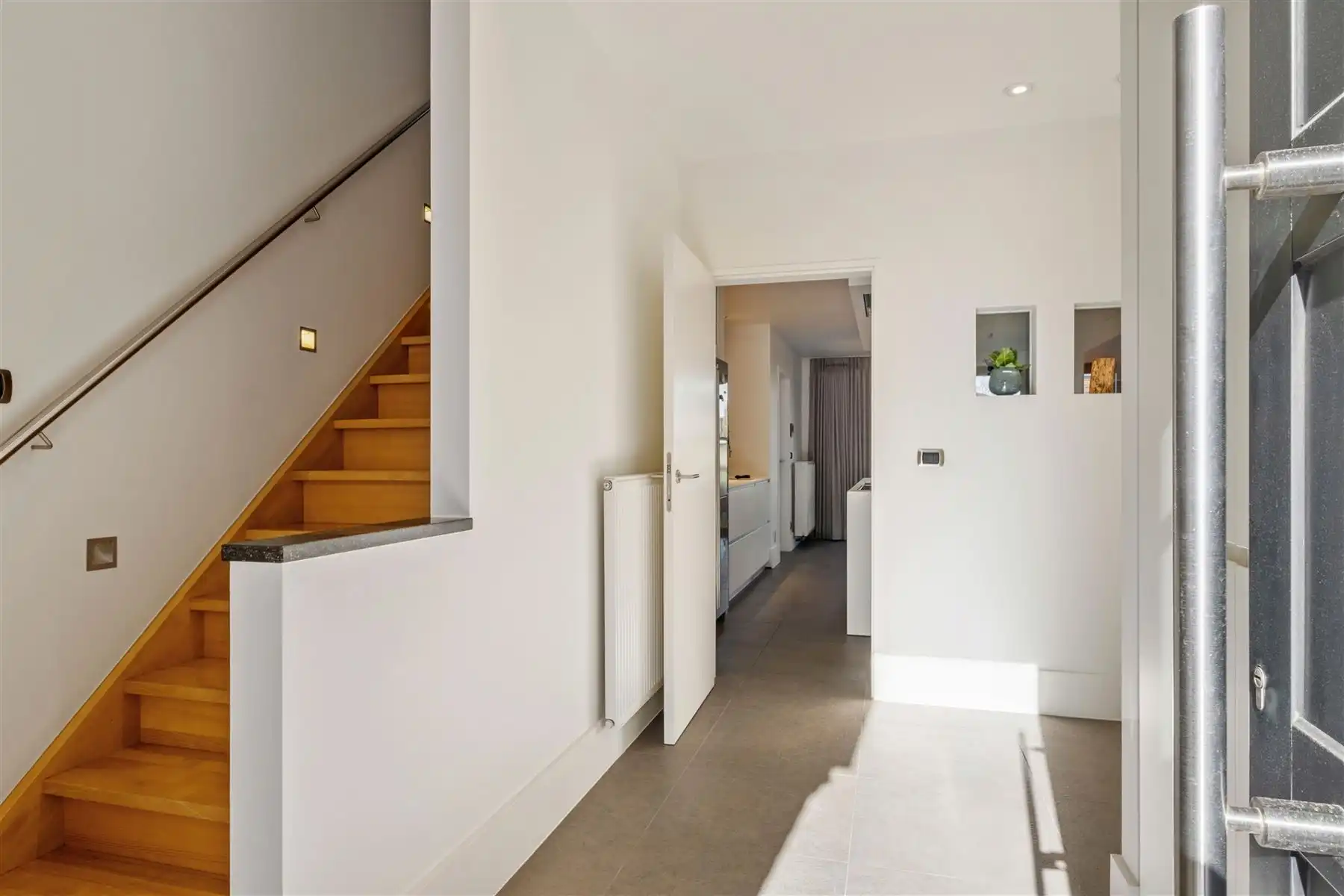 Instapklare gezinswoning met zwembad en multifunctioneel bijgebouw foto 9