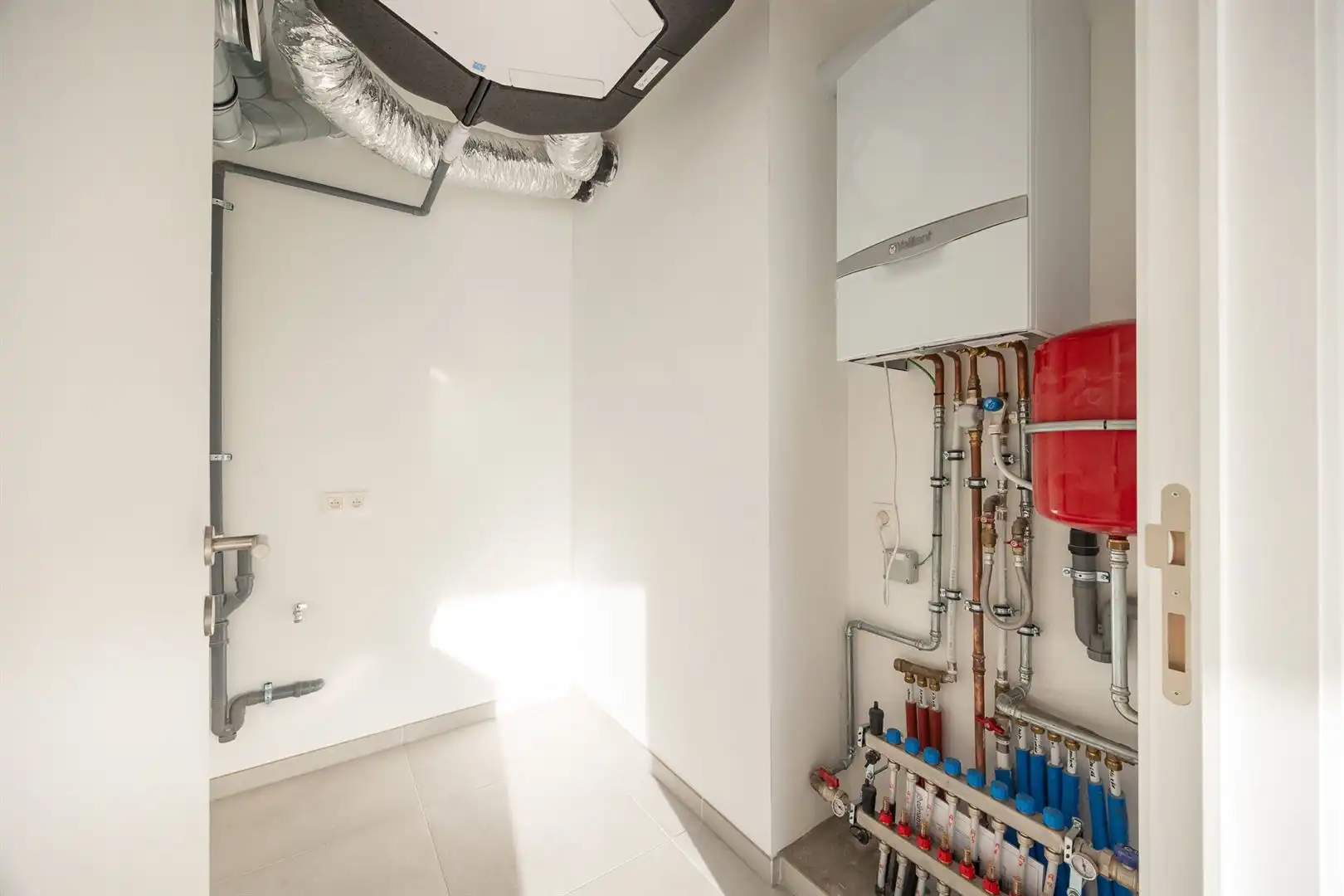 Modern nieuwbouwappartement met 2 slaapkamers, terras & overdekte autostaanplaats foto 18