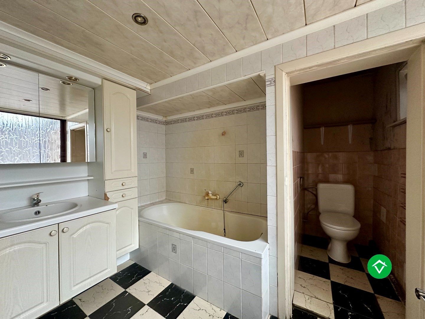 Op te frissen woning met vier slaapkamers te Eernegem foto 7