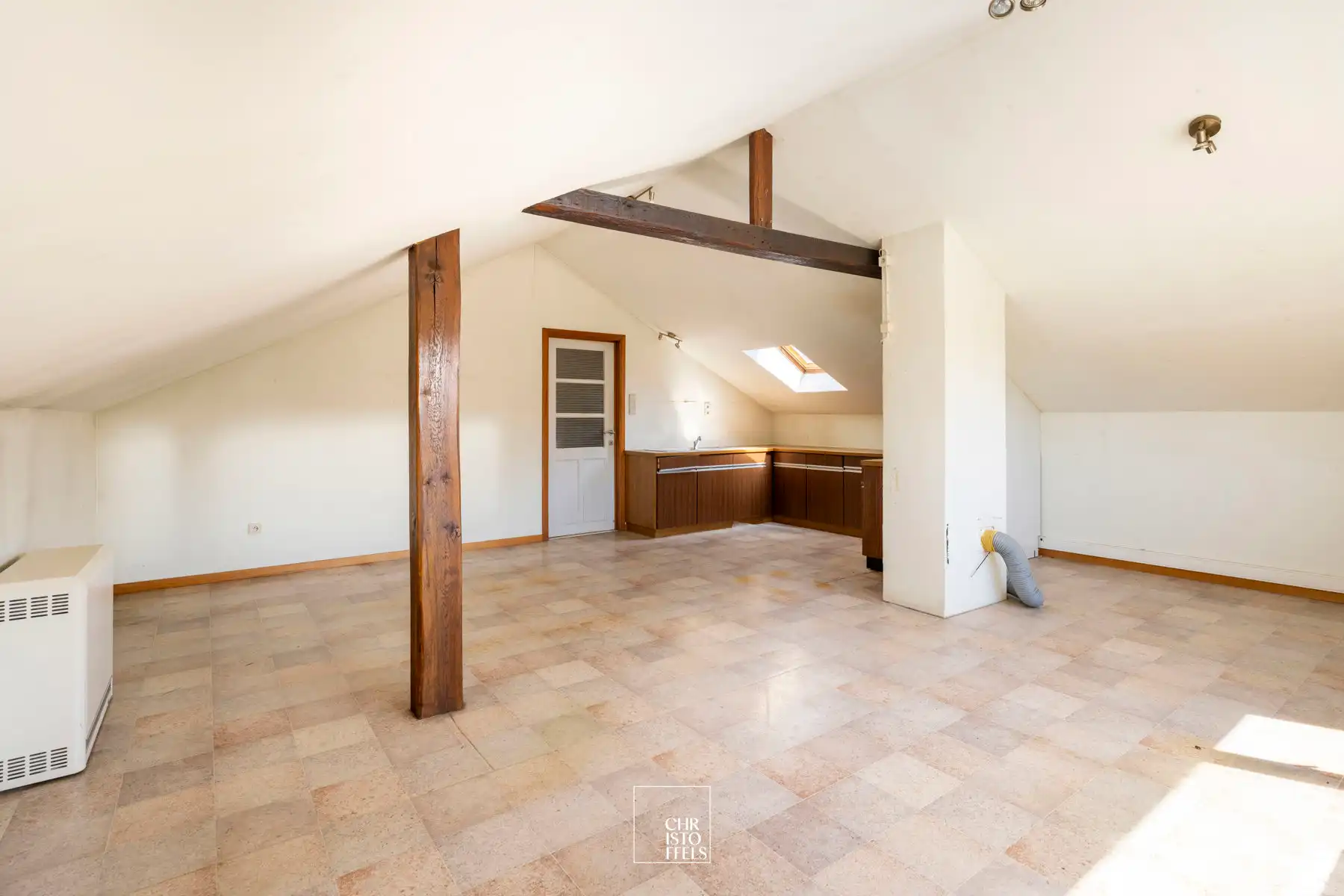 Te renoveren handelspand met bovenwoning, gelegen op een ideale locatie en met veel potentieel! foto 9