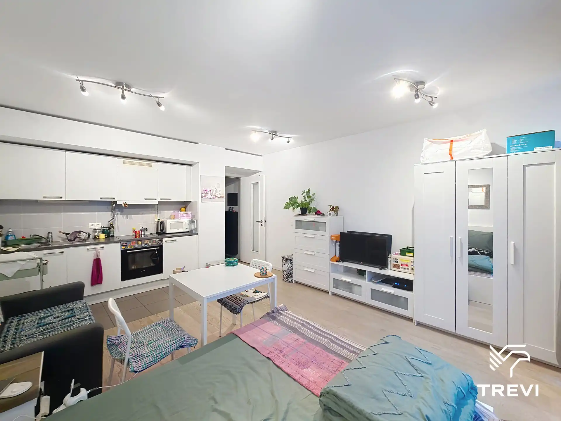 BRUSSEL – Gemeubelde studio met parking! foto {{pictureIndex}}