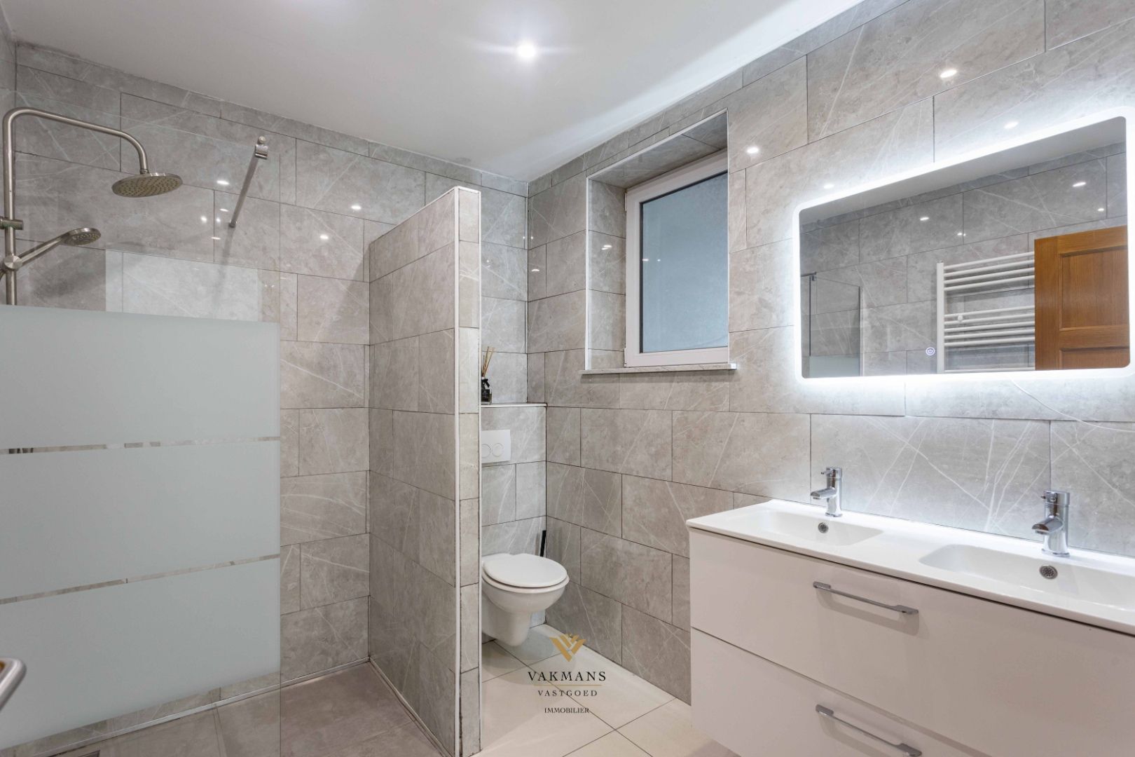 Ruime woning met 4 slaapkamers op rustige locatie foto 20