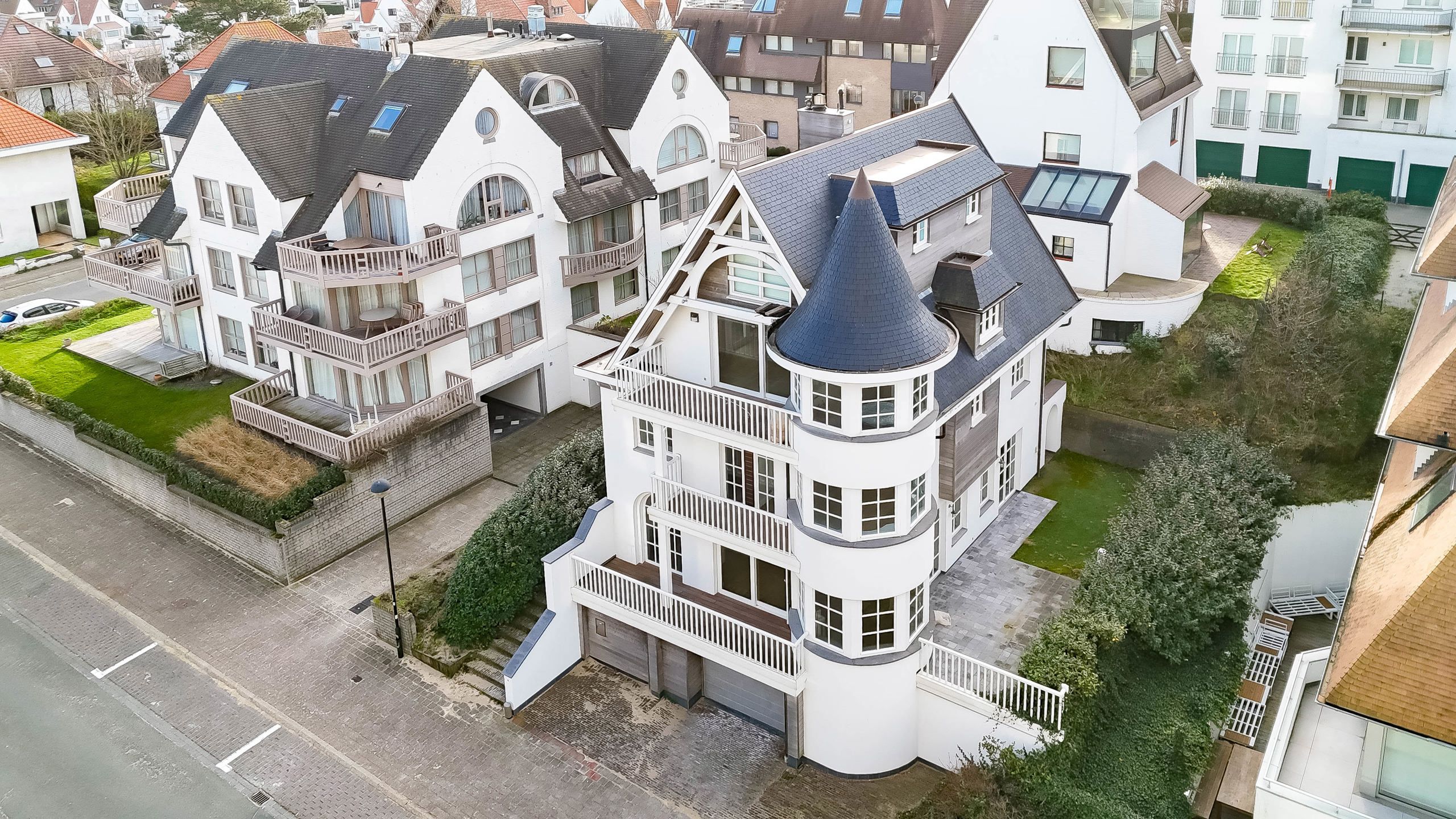 Unieke villa, bestaande uit twee zelfstandige woonentiteiten foto 30