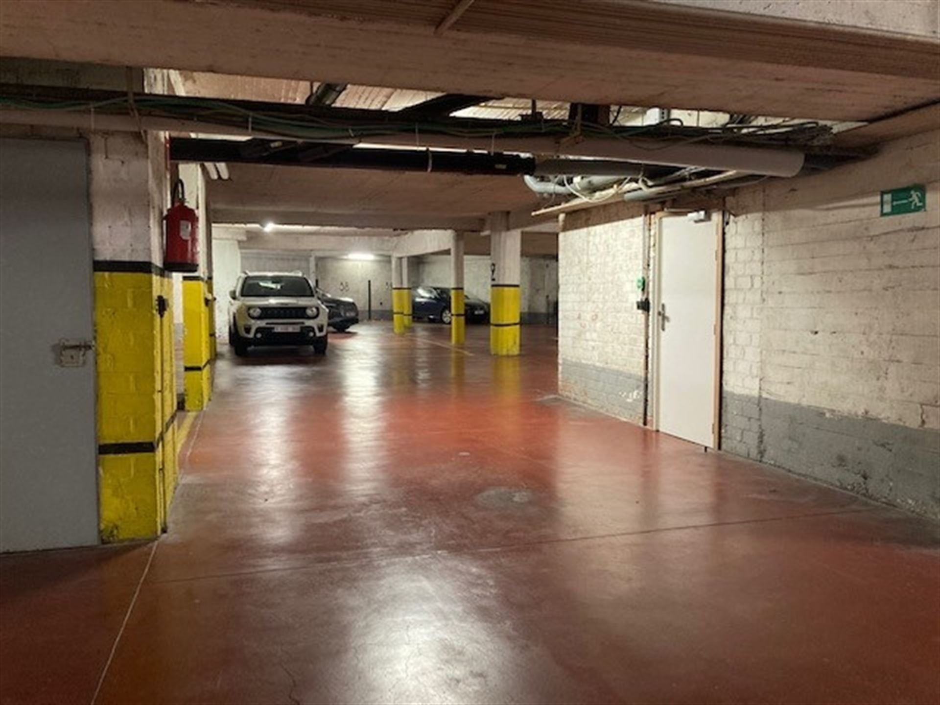 Mooie ruime parkeerplaats kortbij de EU foto 4