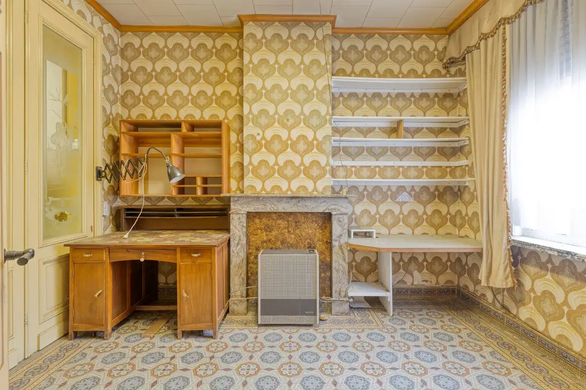 Te renoveren rijwoning met achterliggend groot magazijn! foto 2