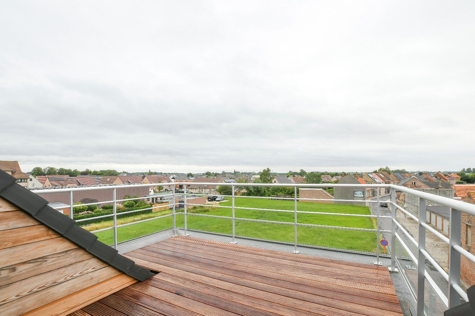 Zeer ruim nieuwbouwapp met 2 slpk en autostaanplaats in het centrum van Eernegem foto 6
