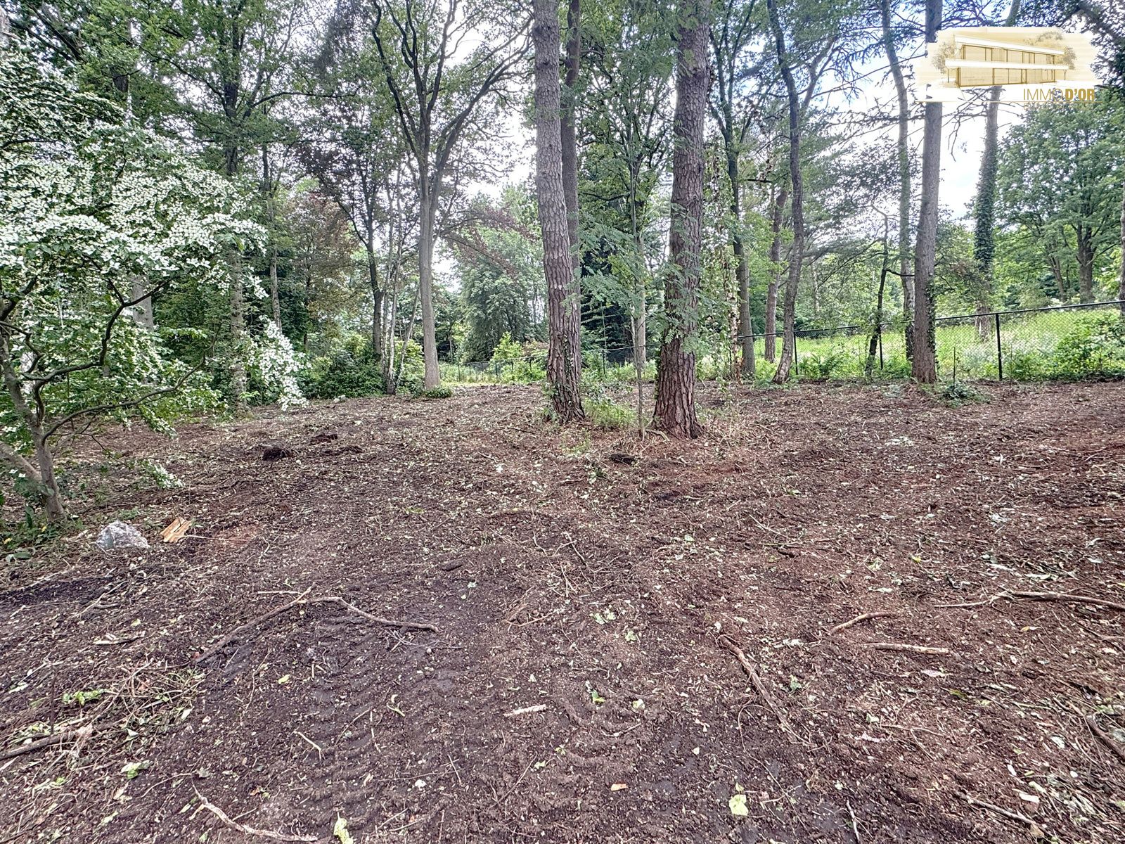 Bouwgrond gelegen in gegeerde doodlopende straat! foto {{pictureIndex}}