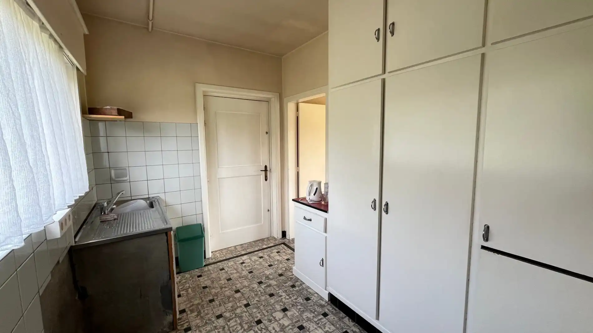 Ruime woning met een grote tuin foto 9