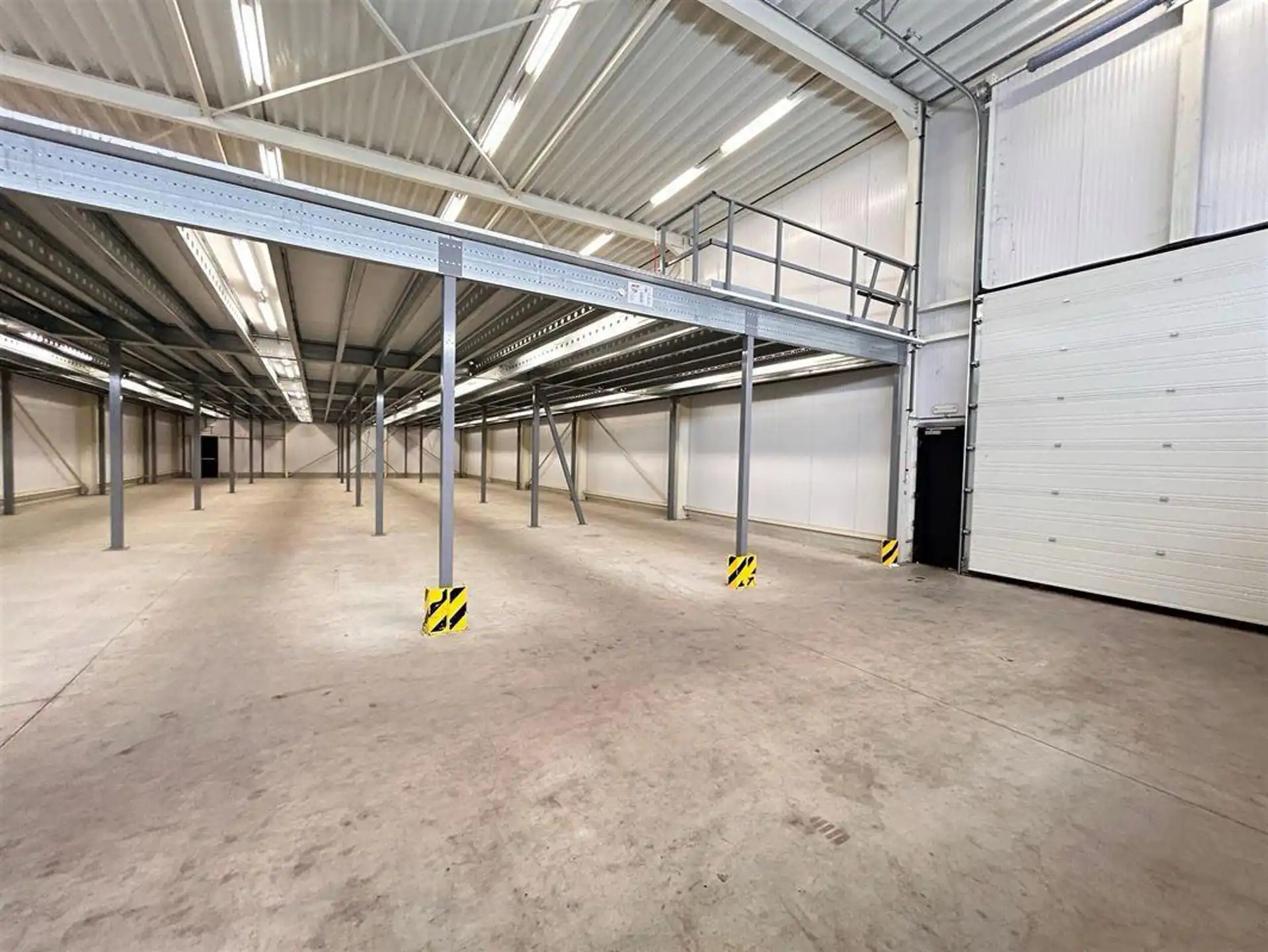 TE HUUR GENK - Hal met verdieping 900m² (+BUITENTERREIN) foto 7