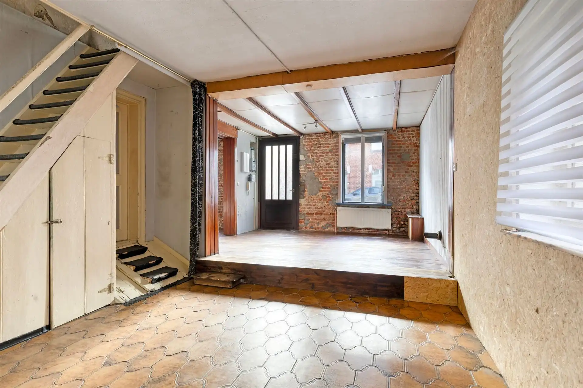 Te renoveren woning met veel potentieel foto 9