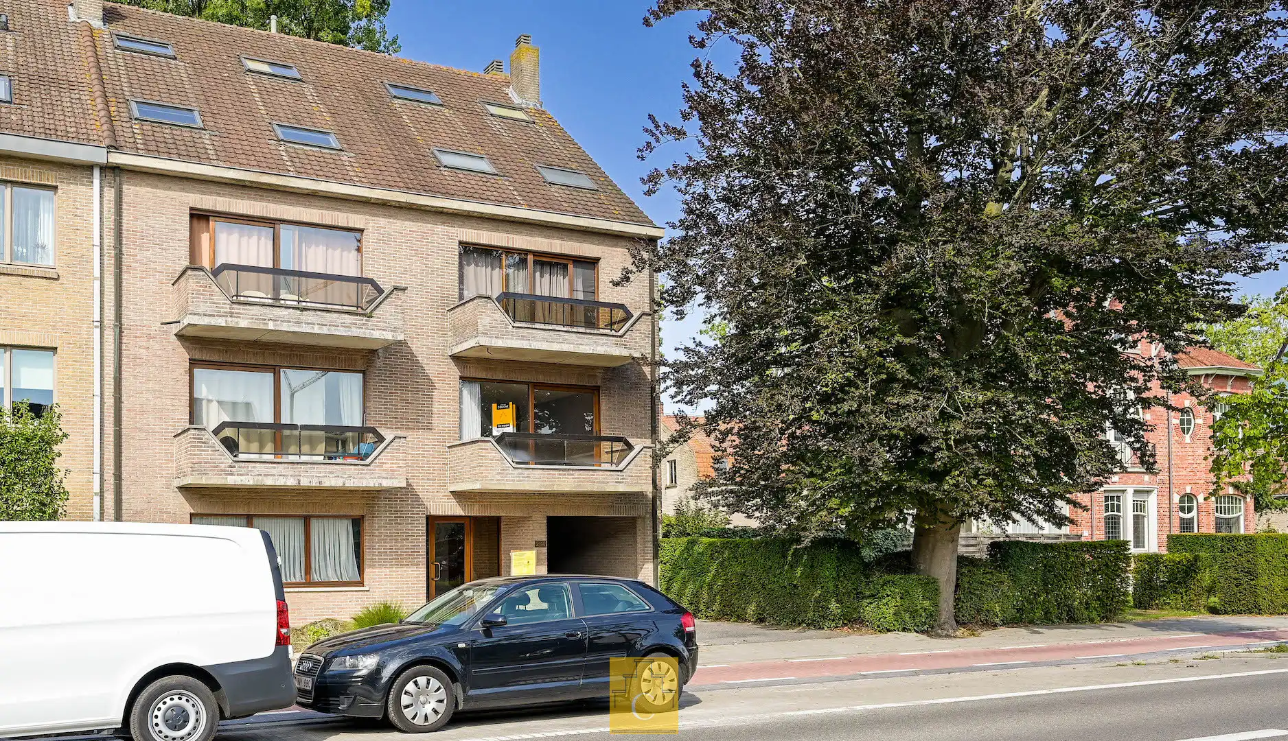 appartementsgebouw met 8 wooneenheden en 4 garageboxen te koop – toplocatie langs het historische kanaal Gent-Brugge foto {{pictureIndex}}