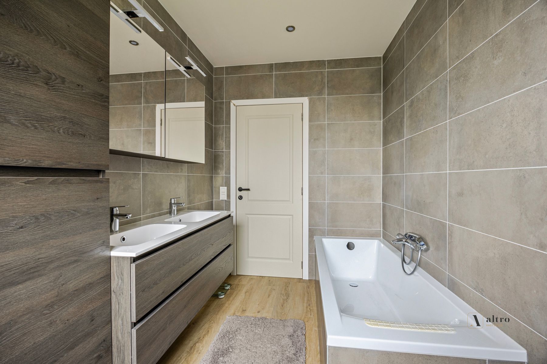 Deels gerenoveerde woning in het groene Bellem foto 11