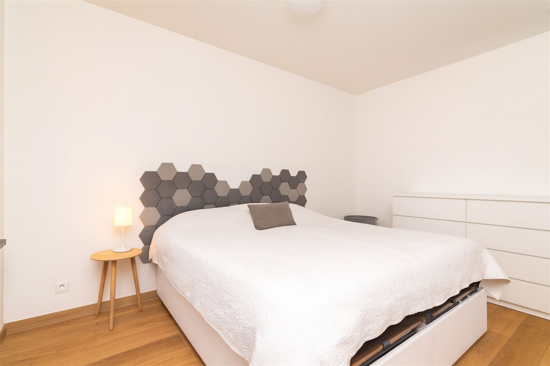 Meergezinswoning bestaande uit 2 app, tuin en dubbele carport foto 11