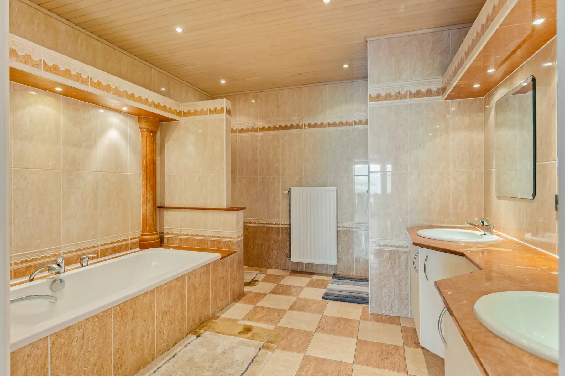 Ruime woning met 4 slpks, 2 bdks, garage en tuin foto 15