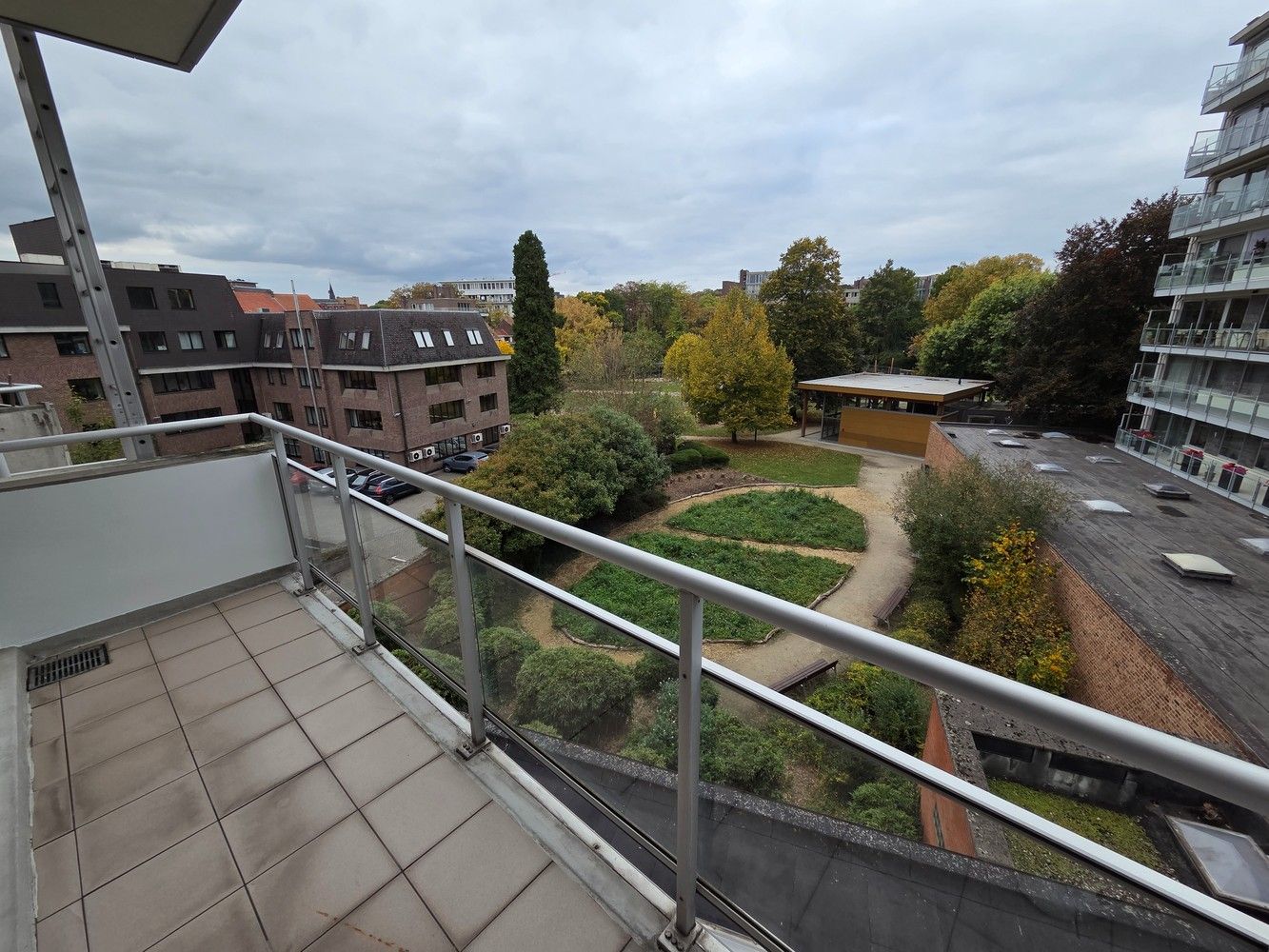 Charmante en recent gerenoveerde studio met slaaphoek en terras. foto 2