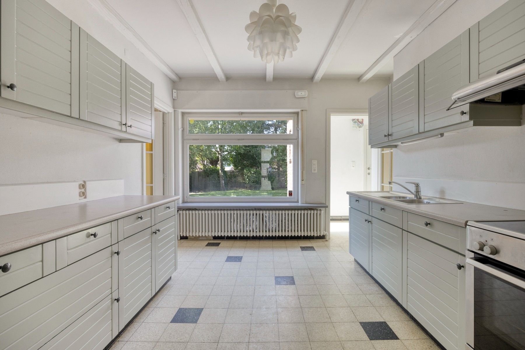 Karaktervolle woning met terras en grote tuin. foto 3