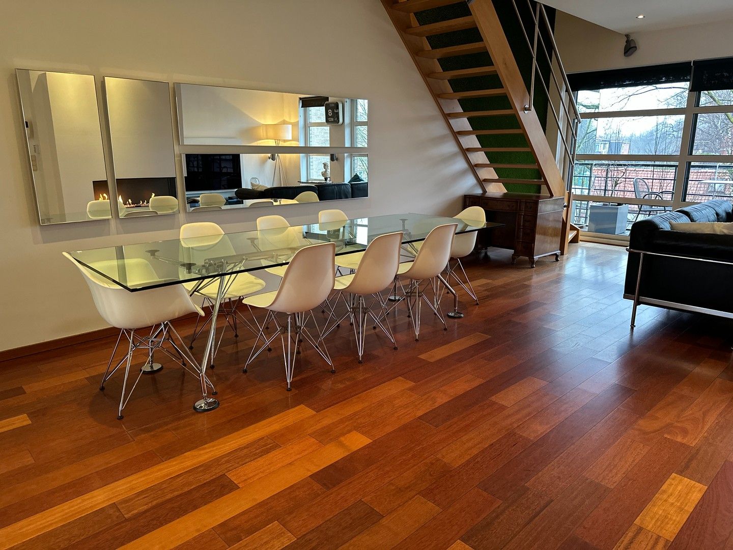Uniek 4-slaapkamer appartement aan het Kerkplein foto 2
