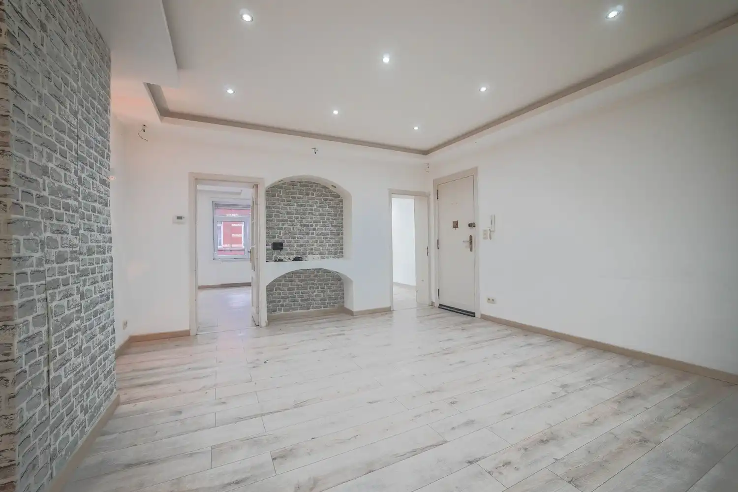 Instapklaar appartement met terras in Jette foto 5